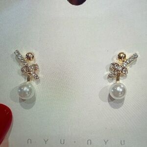 Fashion jewelry pierced earrings. Metal inlay rhinestones with imitation pearl